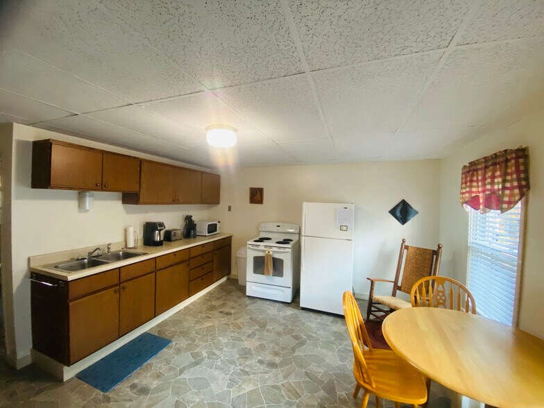 Kitchen - 154 College St