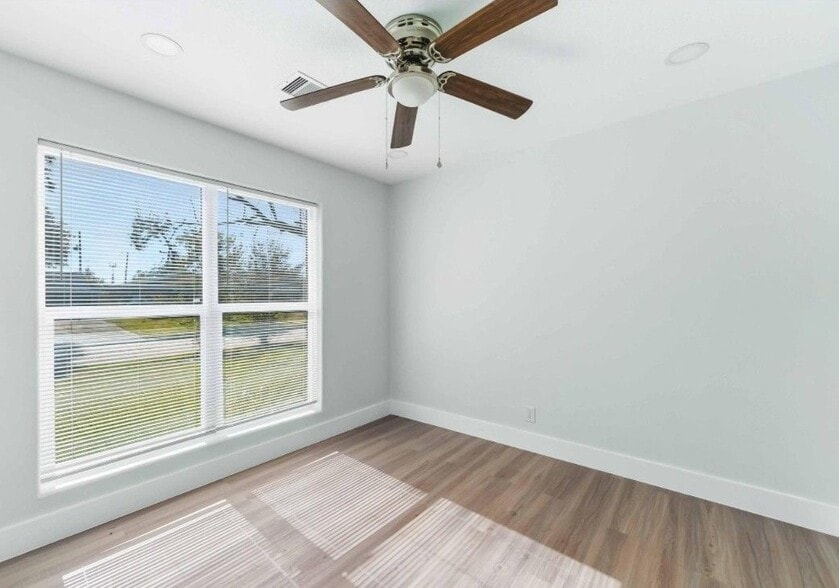 Building Photo - 3923 Hickok Ln