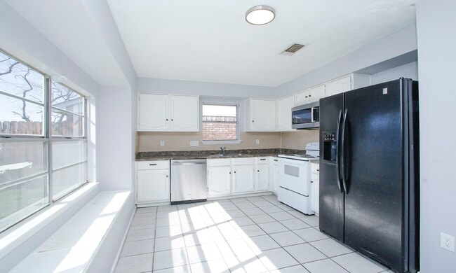 Building Photo - 14239 Montaigne Dr