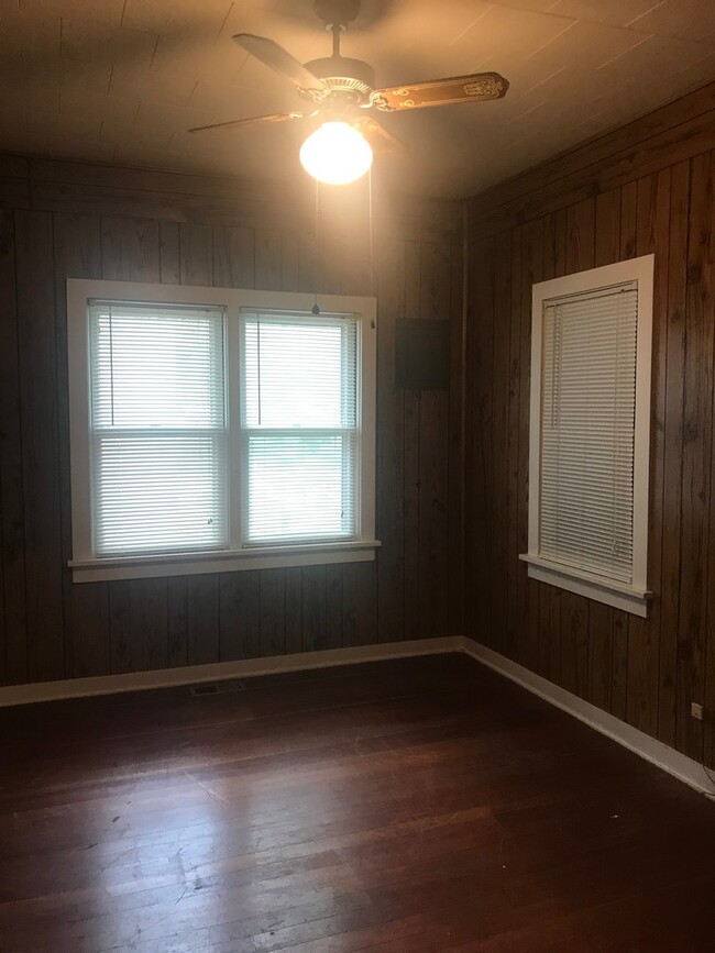 Building Photo - Very clean 3 bedroom/1 bath house in El Do...