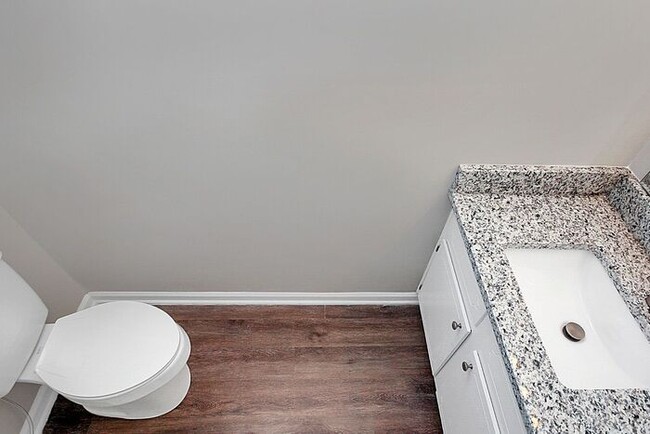 Building Photo - Updated 2BD/1.5BA Hickory Townhome