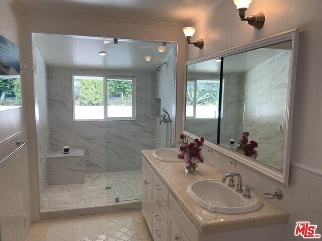 Building Photo - 8050 Mulholland Dr