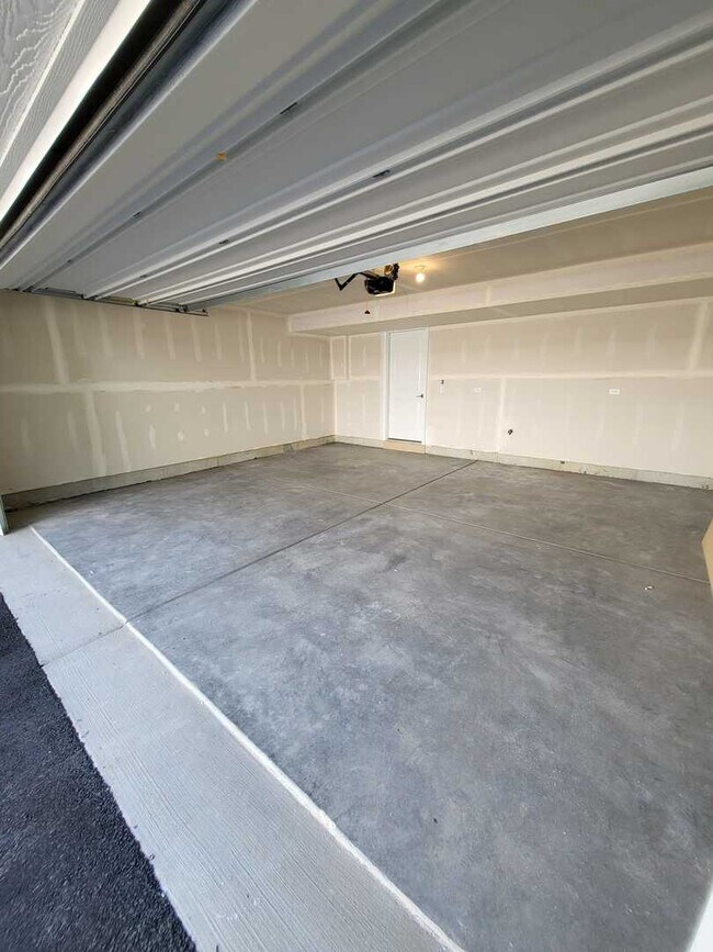 Building Photo - 588 Wolverine Dr