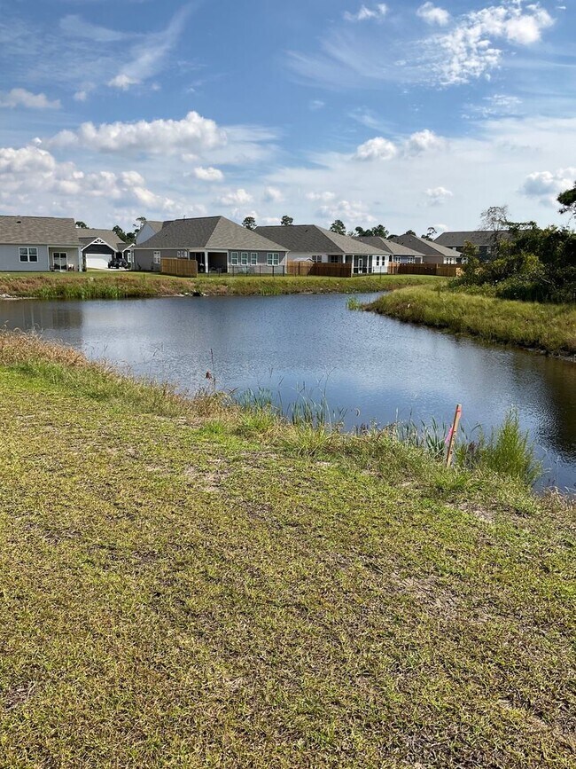 Building Photo - Welcome to this stunning townhouse in Leland, NC!