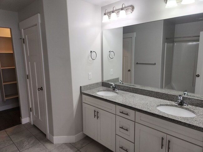 Building Photo - 4 Bedroom 2.5 Bathroom Lehi Townhome!