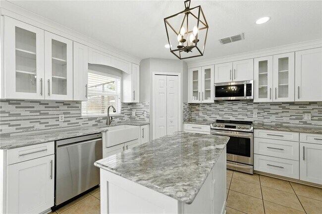 Building Photo - 3223 SW 41st Ave