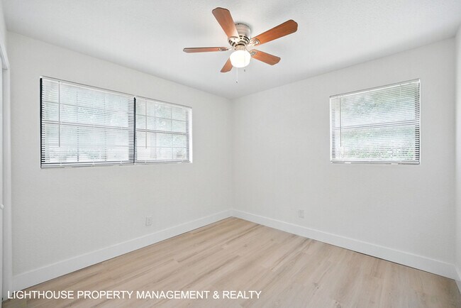 Building Photo - Renovated 3 Bed/2 Bath Home with Den & Off...
