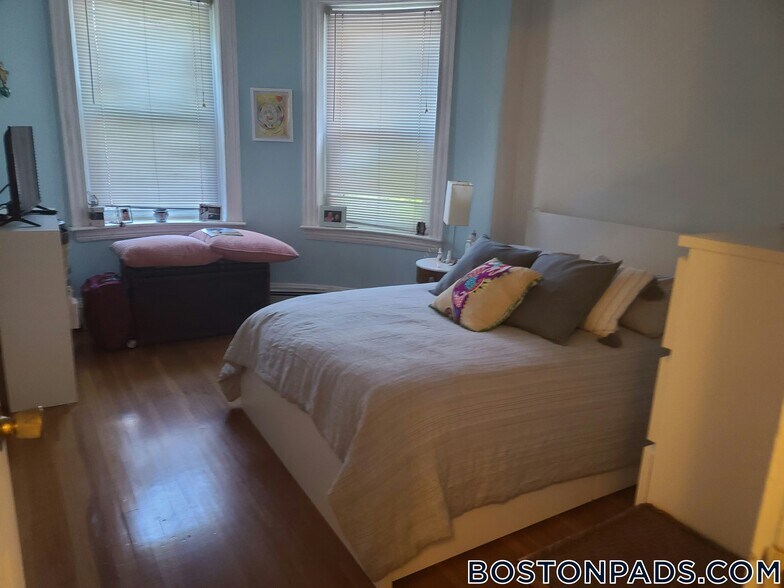 Building Photo - 208 Winthrop Rd