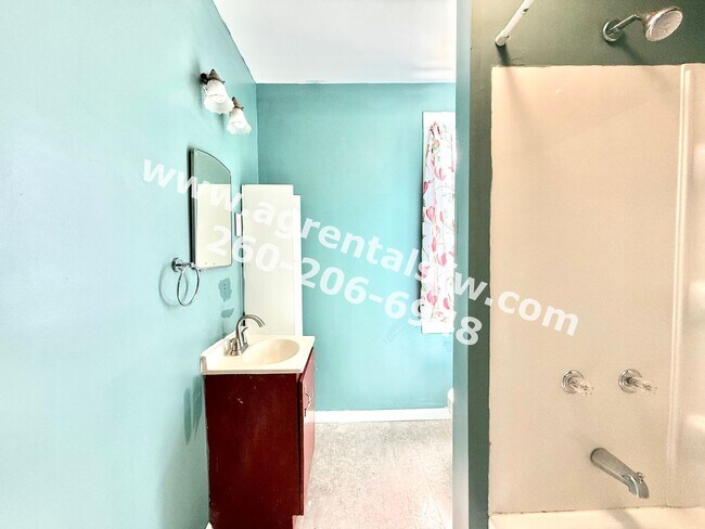 Building Photo - 116 E Pontiac St