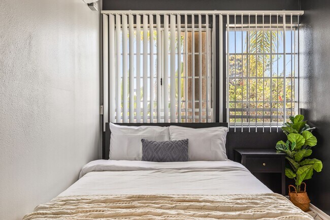 Building Photo - 10777 Ashton Ave