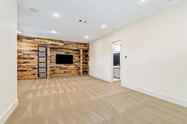 Building Photo - 3610 Oak Forest Dr