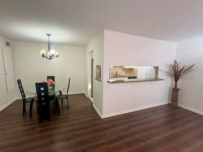 Building Photo - 2744 Briarhurst Dr