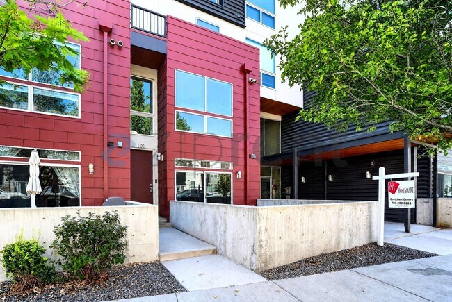Building Photo - 2650 crescent view Dr