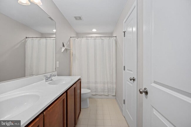 Building Photo - 214 Almond Dr