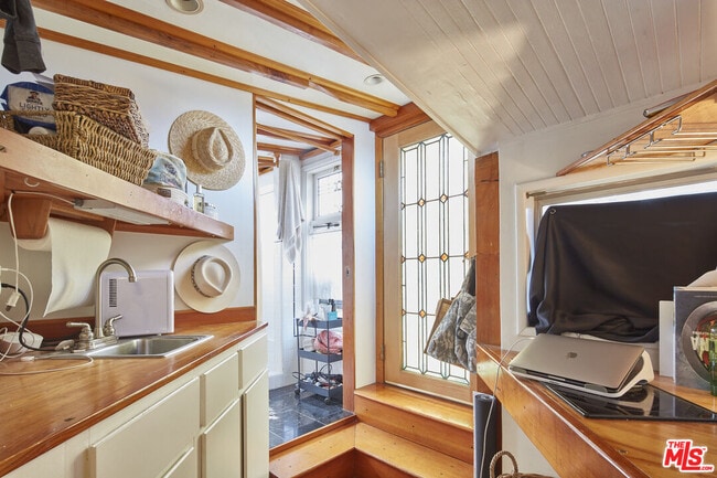 Building Photo - 453 Rialto Ave