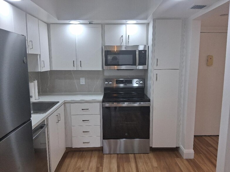 Kitchen - 1000 Saint Charles Pl