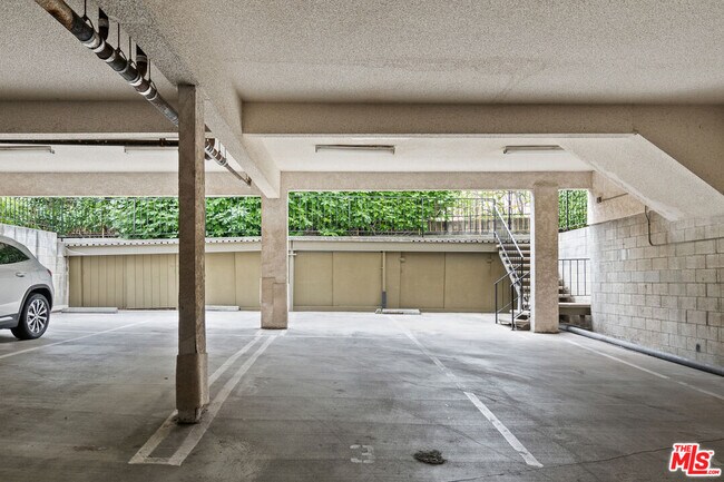 Building Photo - 839 S Holt Ave