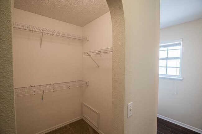 Building Photo - 1866 Hornsey Ct