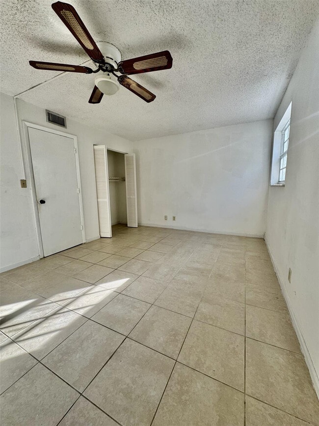 Building Photo - 680 Tennis Club Dr