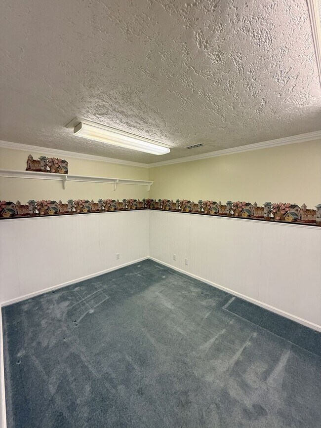 Building Photo - Spacious 5 Bedroom, 2 Bath Home with Moder...