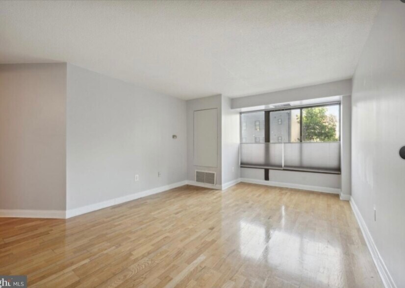 Hardwood floors! - 2001 Hamilton St