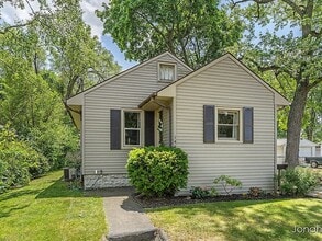 Building Photo - 146 Bowne St NE