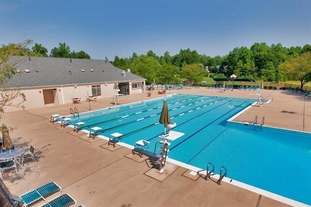 Building Photo - Bright Townhouse Available in Forest Lakes