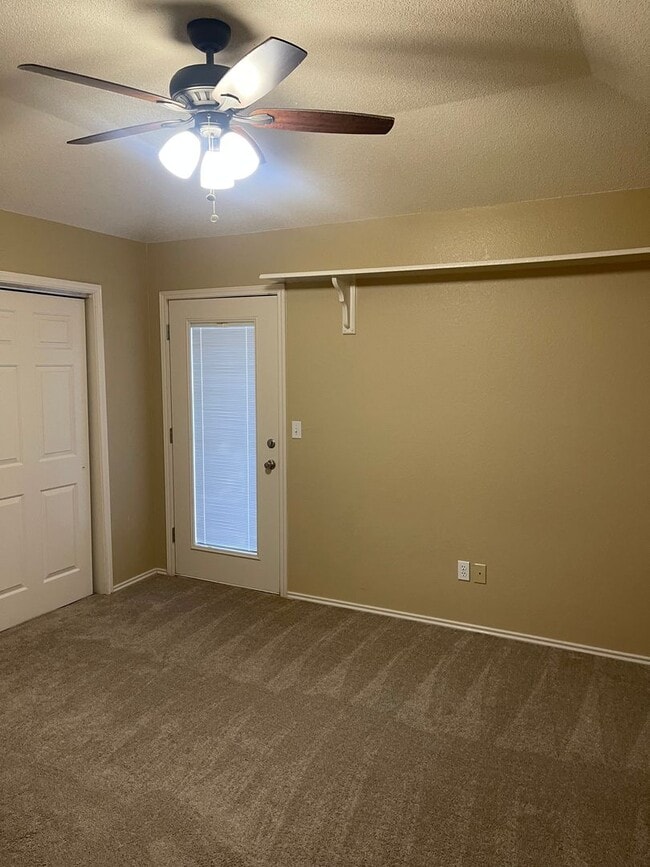 Building Photo - Spacious Duplex