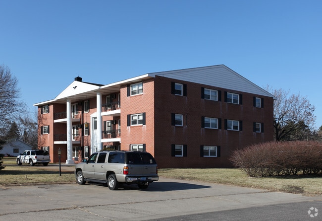 Primary Photo - Colonial Square Apartments