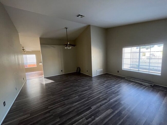 Building Photo - 39510 Sunrose Dr