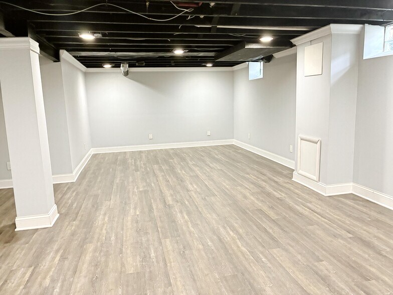 Building Photo - 669 Mohegan St