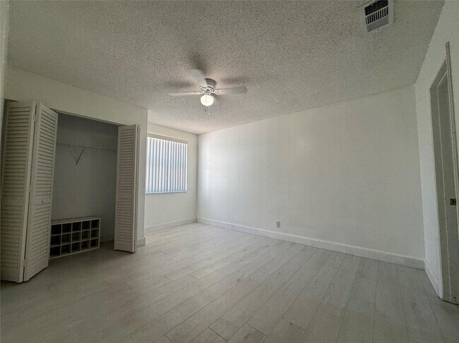 Building Photo - 7481 Santa Monica Dr