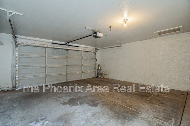 Building Photo - 2256 W Lindner Ave