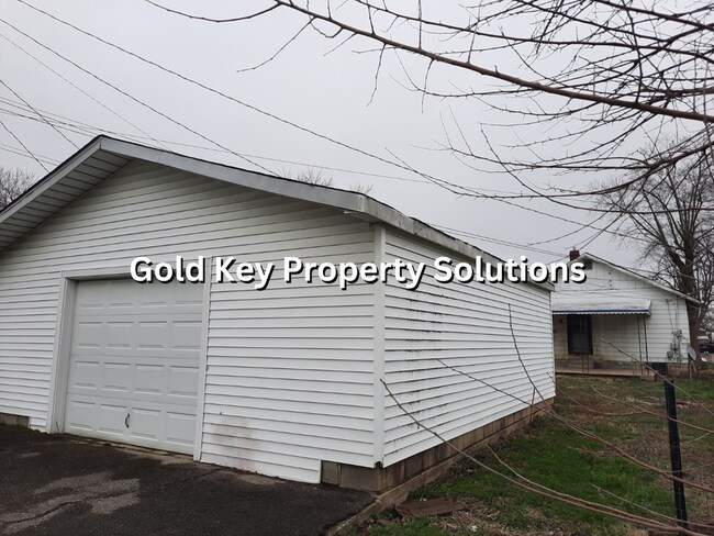 Building Photo - Large 2 BR 1 BA House with Family Room, Ba...