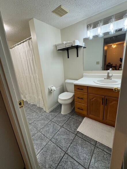 Building Photo - 3719 Lake Bayshore Dr