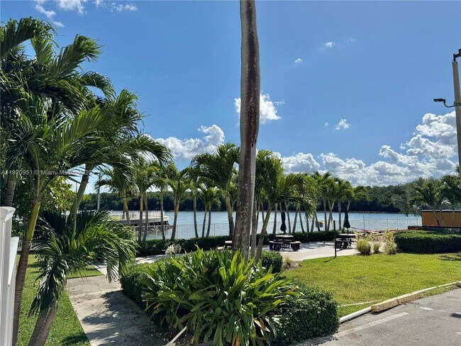 Building Photo - 400 Kings Point Dr