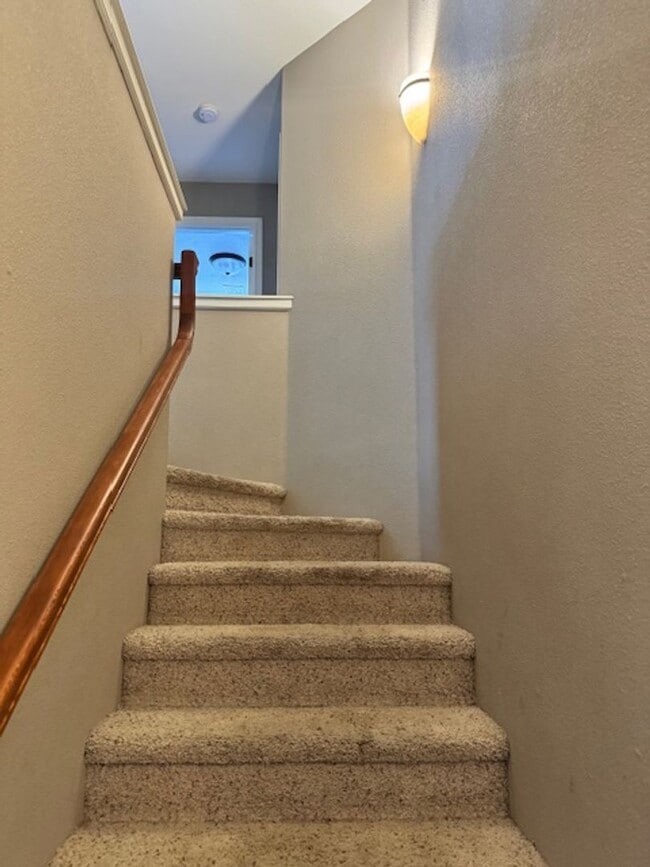 Building Photo - NEW TO MARKET/ LARGE 2 STORY HOME ON PRIVA...