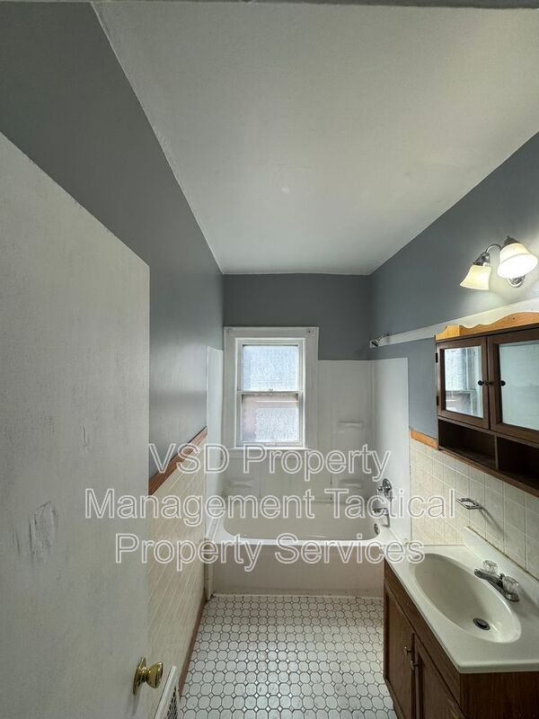 Building Photo - 3289 E 143rd St