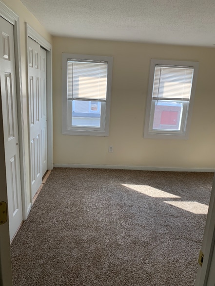 Building Photo - 107 University Ave