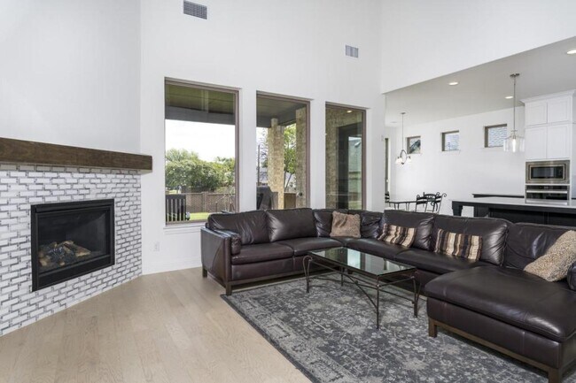 Building Photo - 2302 Royal Dove Ln