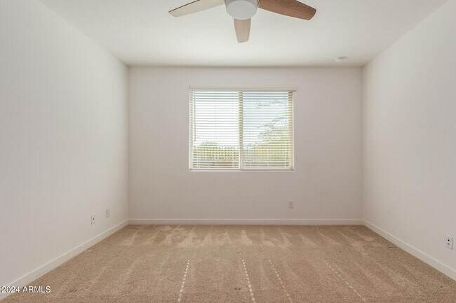 Building Photo - 8911 W Solano Dr