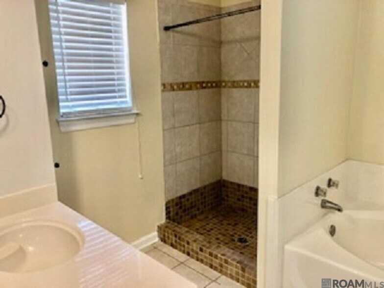 Building Photo - 38159 Willow Lake E Ave