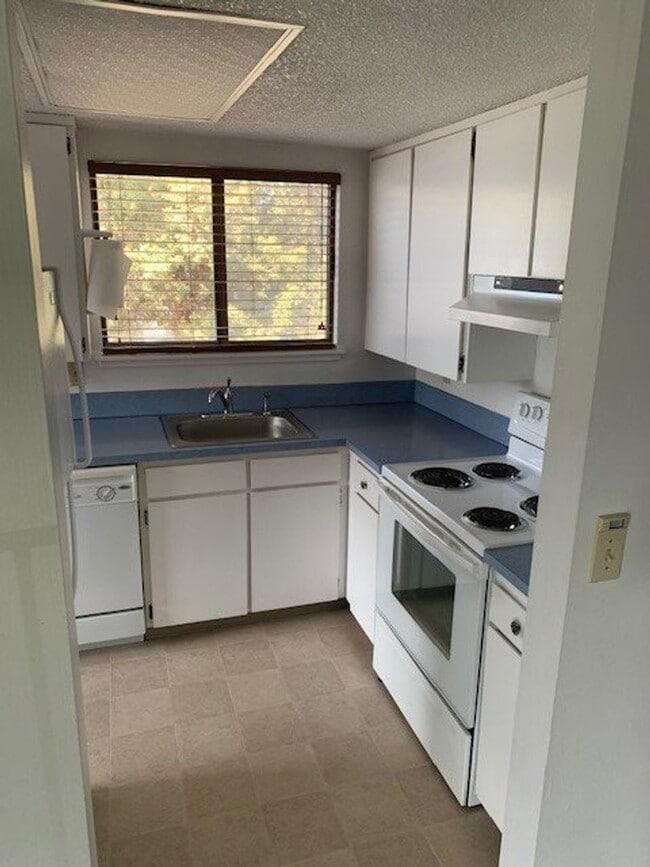 Building Photo - 2 Bed/1 Bath SE Bend Condo with Single Car...