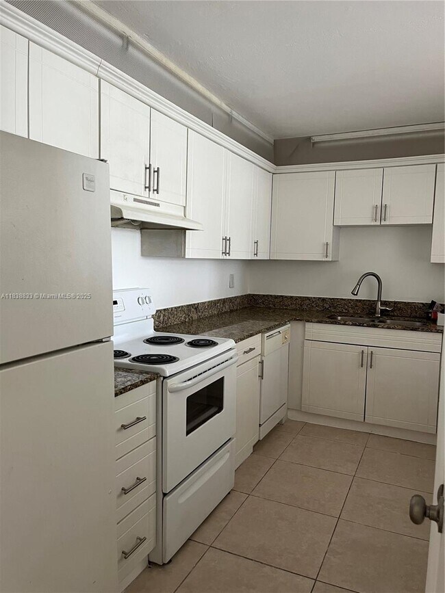 Building Photo - 14830 Naranja Lakes Blvd