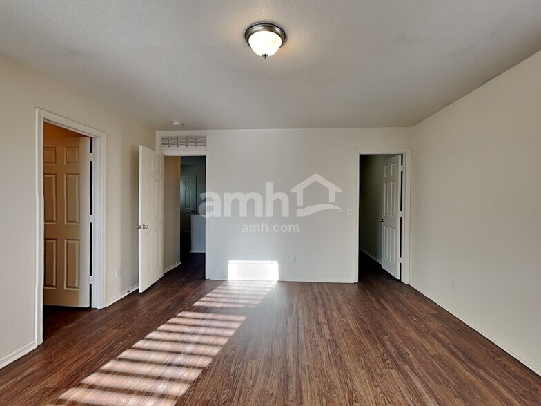 Building Photo - 9680 N 82nd Ln