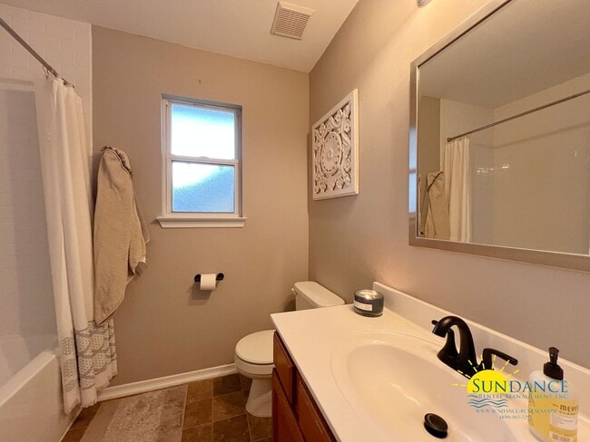 Building Photo - Charming Large 4-Bedroom Home in Crestview!