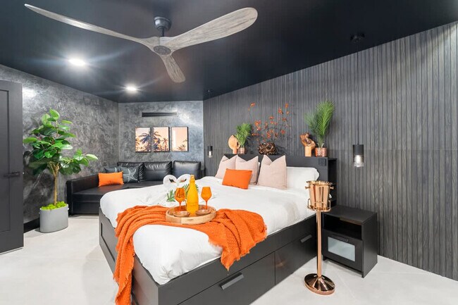 Building Photo - 8743 Thomas Dr