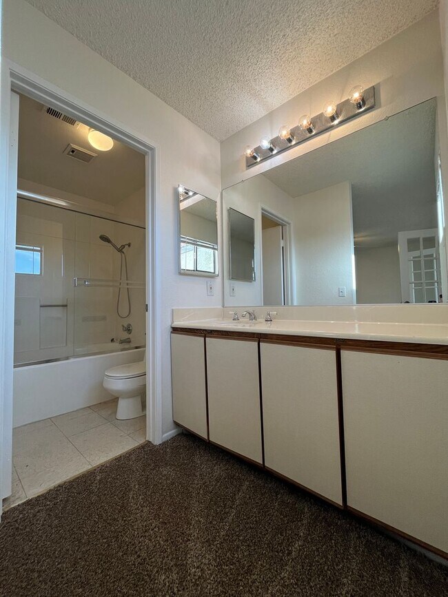 Building Photo - MOVE-IN READY 4+2.5 w/family room + large primary suite!