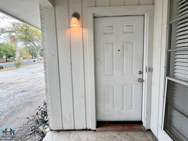 Building Photo - Bright and Airy Duplex in Harmony Hills, just blocks away from West Ave, Blanco Rd and NW Military!