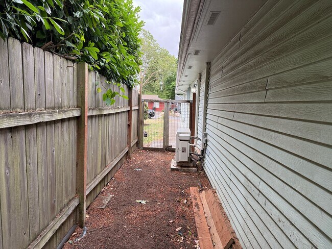 Building Photo - Charming 1-bedroom, 1-bath apartment in the Santa Clara area!